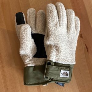 The North Face Women’s Sherpa fleece gloves